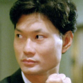 梁家辉写真展熟男本色 身形健美魅力无折扣 2009-06-09 梁家辉20年过去了，那个曾经在《火烧圆明园》中扮演皇帝的青年，如今已过了不惑之年，却依然风度翩翩，令人着迷。
