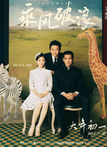 倪妮穿丝质抹胸裙，小露香肩的她展露甜美微笑。